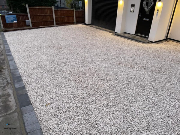 Driveway with Cotswold Gravel and Tegula Paved Border in Billericay (6)
