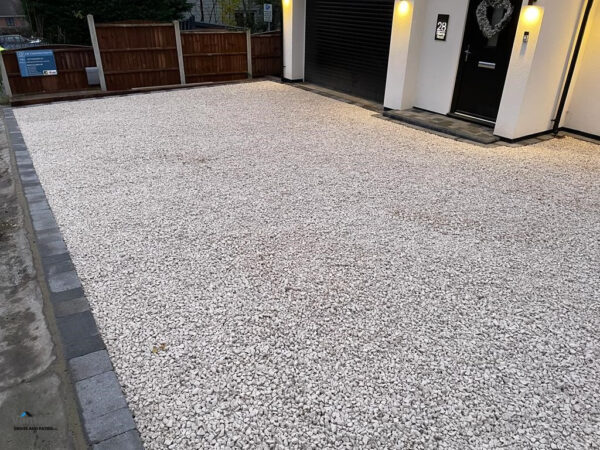 Driveway With Cotswold Gravel And Tegula Paved Border In Billericay (6)